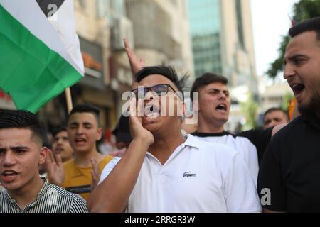 220529 -- HÉBRON, le 29 mai 2022 -- le peuple palestinien proteste contre la marche du drapeau dans la ville de Hébron, en Cisjordanie, le 29 mai 2022. La marche controversée du drapeau organisée par des groupes israéliens d’extrême droite devrait avoir lieu dimanche pour marquer la Journée de Jérusalem, qui commémore l’unification de la ville après l’annexion par Israël de Jérusalem-est en 1967. Son itinéraire devrait passer par la porte de Damas et le quartier islamique dans la vieille ville. Photo de /Xinhua MIDEAST-HEBRON-PROTEST MamounxWazwaz PUBLICATIONxNOTxINxCHN Banque D'Images