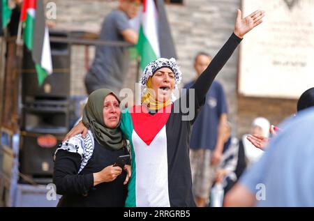 220529 -- BEYROUTH, le 29 mai 2022 -- le peuple palestinien proteste contre la marche du drapeau au camp de réfugiés de Shatila à Beyrouth, au Liban, le 29 mai 2022. La marche controversée du drapeau à travers la vieille ville de Jérusalem a eu lieu dimanche pour marquer le jour de Jérusalem, qui commémore l unification de la ville après l annexion par Israël de Jérusalem-est en 1967. LIBAN-BEYROUTH-PALESTINIENS-PROTEST BilalxJawich PUBLICATIONxNOTxINxCHN Banque D'Images