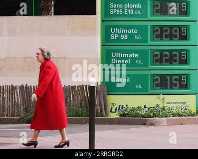 220530 -- PÉKIN, le 30 mai 2022 -- les prix des carburants sont affichés dans une station-service à Paris, France, le 16 mars 2022. Xinhua Headlines : l'Occident conduit par les États-Unis alimente la crise Russie-Ukraine, laissant la douleur pour tous GaoxJing PUBLICATIONxNOTxINxCHN Banque D'Images