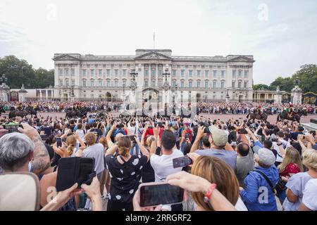 Londres Royaume-Uni. 8 septembre 2023 de grandes foules se rassemblent devant le palais de Buckingham alors que l'artillerie de la troupe royale du roi passe pour marquer l'accession du roi Charles III à la mort de la reine Elizabeth II. Aujourd'hui marque le premier anniversaire de la mort de la reine Elizabeth II, le plus ancien monarque britannique en service, décédé à l'âge de 96 ans à Balmoral, en Écosse, le 8 septembre 2022. Crédit amer ghazzal/Alamy Live News Banque D'Images