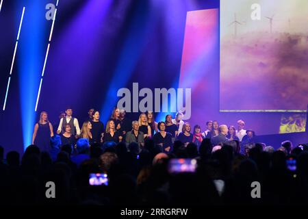 220530 -- HANOVRE, le 30 mai 2022 -- des artistes se produisent à la cérémonie d'ouverture de la Foire de Hanovre à Hanovre, Allemagne, le 29 mai 2022. La cérémonie d'ouverture de Hannover Messe, l'importante foire industrielle allemande, s'est tenue ici dimanche soir. Après un intervalle de deux ans, Hannover Messe a repris ses événements hors ligne cette année avec la transformation industrielle comme thème principal, qui se concentre sur la numérisation et la durabilité. ALLEMAGNE-HANOVRE-CÉRÉMONIE D'OUVERTURE DU SALON RENXPENGFEI PUBLICATIONXNOTXINXCHN Banque D'Images