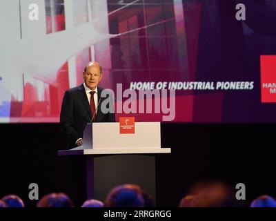 220530 -- HANOVRE, le 30 mai 2022 -- le chancelier allemand OLAF Scholz prononce un discours lors de la cérémonie d'ouverture de la Foire de Hanovre à Hanovre, en Allemagne, le 29 mai 2022. La cérémonie d'ouverture de Hannover Messe, l'importante foire industrielle allemande, s'est tenue ici dimanche soir. Après un intervalle de deux ans, Hannover Messe a repris ses événements hors ligne cette année avec la transformation industrielle comme thème principal, qui se concentre sur la numérisation et la durabilité. ALLEMAGNE-HANOVRE-CÉRÉMONIE D'OUVERTURE DU SALON RENXPENGFEI PUBLICATIONXNOTXINXCHN Banque D'Images