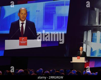 220530 -- HANOVRE, le 30 mai 2022 -- le chancelier allemand OLAF Scholz prononce un discours lors de la cérémonie d'ouverture de la Foire de Hanovre à Hanovre, en Allemagne, le 29 mai 2022. La cérémonie d'ouverture de Hannover Messe, l'importante foire industrielle allemande, s'est tenue ici dimanche soir. Après un intervalle de deux ans, Hannover Messe a repris ses événements hors ligne cette année avec la transformation industrielle comme thème principal, qui se concentre sur la numérisation et la durabilité. ALLEMAGNE-HANOVRE-CÉRÉMONIE D'OUVERTURE DU SALON RENXPENGFEI PUBLICATIONXNOTXINXCHN Banque D'Images