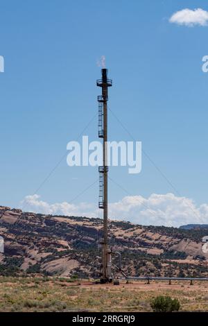 Une fumée dans une installation de recyclage de gaz s'enflamme d'H2S toxique retiré du gaz naturel dans le comté de San Juan, Utah. Banque D'Images