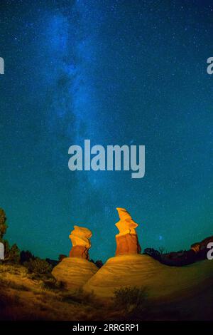 La voie lactée au-dessus des hoodoos dans le jardin du diable la nuit dans le Grand Staircase-Escalante National Monument dans l'Utah. Banque D'Images