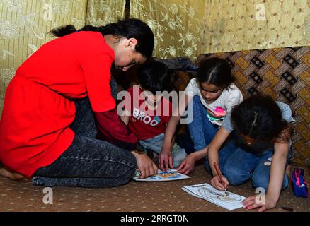 220530 -- JARAMANA SYRIE, 30 mai 2022 -- Hiba Moussa 1e L enseigne à ses frères et sœurs à leur domicile à Jaramana, une ville située à trois kilomètres au Sud-est de Damas, Syrie, le 25 mai 2022. Photo de /Xinhua TO GO WITH Feature : les enfants syriens pauvres cherchent l'éducation comme le salut de la détresse SYRIA-JARAMANA-CHILDREN-EDUCATION AmmarxSafarjalani PUBLICATIONxNOTxINxCHN Banque D'Images