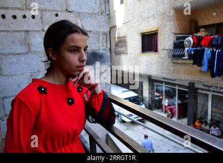 220530 -- JARAMANA SYRIE, 30 mai 2022 -- Hiba Moussa se tient sur le balcon de sa maison à Jaramana, une ville située à trois kilomètres au Sud-est de Damas, Syrie, le 25 mai 2022. Photo de /Xinhua TO GO WITH Feature : les enfants syriens pauvres cherchent l'éducation comme le salut de la détresse SYRIA-JARAMANA-CHILDREN-EDUCATION AmmarxSafarjalani PUBLICATIONxNOTxINxCHN Banque D'Images