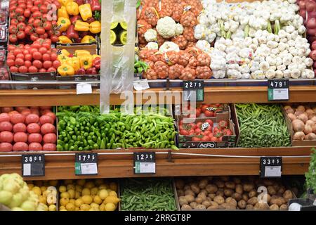 220531 -- ISTANBUL, le 31 mai 2022 -- une photo prise le 26 mai 2022 montre un kiosque de légumes dans un supermarché à Istanbul, en Turquie. L inflation annuelle de la Turquie a bondi à 69,97 pour cent en avril, atteignant un sommet de deux décennies, a annoncé l Institut turc de statistique le 5 mai. La plus forte hausse annuelle des prix a été enregistrée dans le secteur des transports avec 105,86 pour cent, tandis que le coût des aliments et des boissons non alcoolisées a augmenté de 89,1 pour cent, a-t-il indiqué. La Turquie connaît des difficultés financières inédites depuis des décennies, la lire turque ayant perdu la moitié de sa valeur l’an dernier en raison de la pandémie de COVID-19. La conf. Russie-Ukraine Banque D'Images