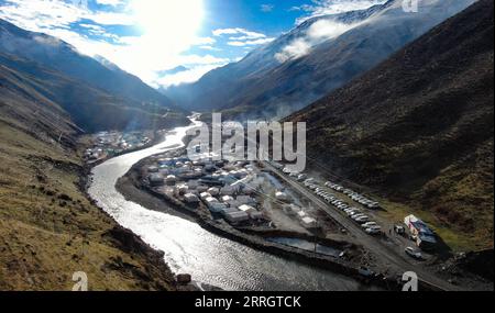 220531 -- NAGQU, le 31 mai 2022 -- la vue du matin est photographiée sur un site de collecte de champignons de chenille dans le canton de Lainqu, comté de Biru de Nagqu, région autonome du Tibet au sud-ouest de la Chine, le 26 mai 2022. Dans la prairie de plus de 4 700 mètres au-dessus du niveau de la mer dans le comté de Biru, les éleveurs sont occupés à chasser le champignon chenille au moment de la récolte. Le comté de Biru est un site clé de production de champignons caterpillar, un ingrédient coûteux de la médecine traditionnelle chinoise. Trouvé seulement à haute altitude, le champignon, connu en Chine sous le nom de ver d'hiver-herbe d'été, est dit être efficace pour stimuler le système immunitaire. Le Banque D'Images