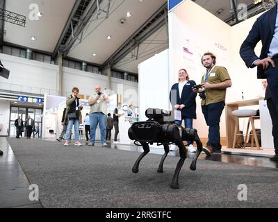 220531 -- HANOVRE, le 31 mai 2022 -- un chien robot intelligent est vu lors de la Hannover Messe à Hanovre, Allemagne, le 30 mai 2022. Après un intervalle de deux ans, Hannover Messe a repris ses événements hors ligne cette année avec la transformation industrielle comme thème principal, qui se concentre sur la numérisation et la durabilité. ALLEMAGNE-HANOVRE-SALON INDUSTRIEL RenxPengfei PUBLICATIONxNOTxINxCHN Banque D'Images