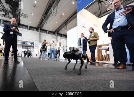220531 -- HANOVRE, le 31 mai 2022 -- un chien robot intelligent est vu lors de la Hannover Messe à Hanovre, Allemagne, le 30 mai 2022. Après un intervalle de deux ans, Hannover Messe a repris ses événements hors ligne cette année avec la transformation industrielle comme thème principal, qui se concentre sur la numérisation et la durabilité. ALLEMAGNE-HANOVRE-SALON INDUSTRIEL RenxPengfei PUBLICATIONxNOTxINxCHN Banque D'Images