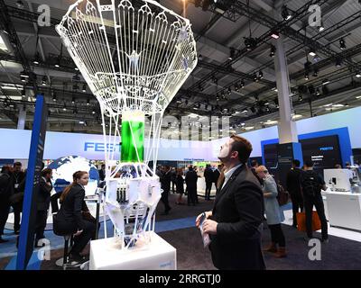 220531 -- HANOVRE, le 31 mai 2022 -- Un visiteur regarde un bioréacteur pour algues lors de la Foire de Hanovre à Hanovre, en Allemagne, le 30 mai 2022. Après un intervalle de deux ans, Hannover Messe a repris ses événements hors ligne cette année avec la transformation industrielle comme thème principal, qui se concentre sur la numérisation et la durabilité. ALLEMAGNE-HANOVRE-SALON INDUSTRIEL RenxPengfei PUBLICATIONxNOTxINxCHN Banque D'Images