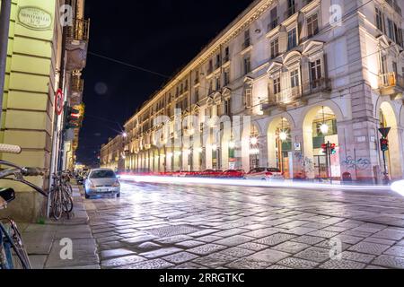 Turin, Italie - 27 mars 2022 : vue sur la rue et l'architecture sur la via po, une rue centrale de Turin, la capitale du Piémont, Italie. Banque D'Images