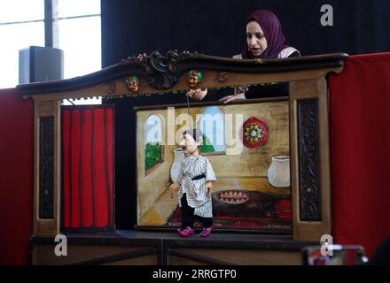 220531 -- HÉBRON, le 31 mai 2022 -- l'artiste palestinienne Diana al-Suwaiti se produit lors d'un spectacle de marionnettes dans le village de Yatta, au Sud de la ville de Hébron en Cisjordanie, le 19 mai 2022. Il est difficile de ne pas être infecté par la passion de Diana al-Suwaiti, une artiste palestinienne, chaque fois qu’elle dirige une troupe de cinq membres pour mettre en scène des spectacles de marionnettes gratuits d’un quartier à l’autre en Cisjordanie, fascinants enfants et parents. POUR ALLER AVEC la caractéristique : le théâtre de marionnettes mobile apporte de la joie, le changement aux enfants de Cisjordanie photo par /Xinhua MIDEAST-HEBRON-MOBILE PUPPET THEATER MamounxWazwaz PUBLICATIONxNOTxINxCHN Banque D'Images