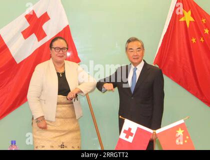 Actualités Themen der Woche KW22 Actualités Bilder des Tages 220531 -- NUKU ALOFA, le 31 mai 2022 -- Wang Yi R, conseiller d'État chinois et ministre des Affaires étrangères, s'entretient avec la ministre tongane des Affaires étrangères Fekitamoeloa Utoikamanu, à Nuku alofa, Tonga, le 31 mai 2022. TONGA-NUKU ALOFA-CHINA-WANG YI-FM-TALKS XINHUA PUBLICATIONXNOTXINXCHN Banque D'Images