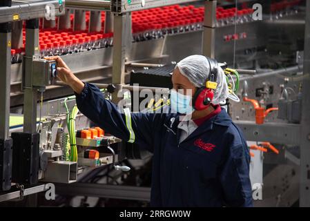 220531 -- SEBETA, le 31 mai 2022 -- Un employé local travaille à l'intérieur de l'usine d'embouteillage de Coca-Cola dans la ville de Sebeta, dans l'État régional d'Oromia, en Éthiopie, le 31 mai 2022. Le Coca-Cola Beverages Africa CCBA a inauguré mardi sa nouvelle usine d’embouteillage Coca-Cola de 100 millions de dollars américains en Éthiopie. ETHIOPIE-SEBETA-COCA COLA-NOUVELLE USINE D'EMBOUTEILLAGE MICHAELXTEWELDE PUBLICATIONXNOTXINXCHN Banque D'Images