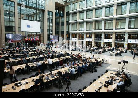 220601 -- BRUXELLES, le 1 juin 2022 -- des journalistes travaillent dans le bâtiment Justus Lipsius du siège de l'UE à Bruxelles, Belgique, le 31 mai 2022. BELGIQUE-BRUXELLES-UE-CONSEIL EUROPÉEN-SOMMET SPÉCIAL ZHENGXHUANSONG PUBLICATIONXNOTXINXCHN Banque D'Images