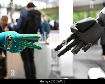 220531 -- HANOVRE, le 31 mai 2022 -- un robot intelligent interagit avec un visiteur lors de la Foire de Hanovre à Hanovre, Allemagne, le 30 mai 2022. Après un intervalle de deux ans, Hannover Messe a repris ses événements hors ligne cette année avec la transformation industrielle comme thème principal, qui se concentre sur la numérisation et la durabilité. ALLEMAGNE-HANOVRE-SALON INDUSTRIEL RenxPengfei PUBLICATIONxNOTxINxCHN Banque D'Images