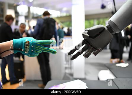 220531 -- HANOVRE, le 31 mai 2022 -- un robot intelligent interagit avec un visiteur lors de la Foire de Hanovre à Hanovre, Allemagne, le 30 mai 2022. Après un intervalle de deux ans, Hannover Messe a repris ses événements hors ligne cette année avec la transformation industrielle comme thème principal, qui se concentre sur la numérisation et la durabilité. ALLEMAGNE-HANOVRE-SALON INDUSTRIEL RenxPengfei PUBLICATIONxNOTxINxCHN Banque D'Images