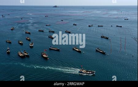 220601 -- CHANGHAI, le 1 juin 2022 -- une photo aérienne prise le 31 mai 2022 montre des pêcheurs travaillant dans un ranch marin dans le canton de Haiyangdao du comté de Changhai à Dalian, dans le nord-est de la province du Liaoning. Plus de 10 zones de démonstration de ranchs marins au niveau de l'État ont été approuvées dans le comté de Changhai depuis 2016. CHINA-LIAONING-CHANGHAI-MARINE RANCH CN YAOXJIANFENG PUBLICATIONXNOTXINXCHN Banque D'Images