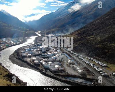 220531 -- NAGQU, le 31 mai 2022 -- la vue du matin est photographiée sur un site de collecte de champignons de chenille dans le canton de Lainqu, comté de Biru de Nagqu, région autonome du Tibet au sud-ouest de la Chine, le 26 mai 2022. Dans la prairie de plus de 4 700 mètres au-dessus du niveau de la mer dans le comté de Biru, les éleveurs sont occupés à chasser le champignon chenille au moment de la récolte. Le comté de Biru est un site clé de production de champignons caterpillar, un ingrédient coûteux de la médecine traditionnelle chinoise. Trouvé seulement à haute altitude, le champignon, connu en Chine sous le nom de ver d'hiver-herbe d'été, est dit être efficace pour stimuler le système immunitaire. Le Banque D'Images