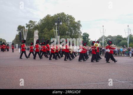 Londres Royaume-Uni. 8 septembre 2023 des membres de la bande de marche des gardes Coldstream de la division des ménages participent à la cérémonie de changement des gardes à l'anniversaire de l'accession du roi Charles III. Le roi Charles III accède au trône après la mort de sa mère, la reine Elizabeth II, décédée à l'âge de 96 ans à Balmoral, en Écosse, le 8 septembre 2022 Credit amer ghazzal/Alamy Live News Banque D'Images