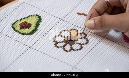 Stitch Serenity : Cross-Stitch Hobby et relaxation Banque D'Images