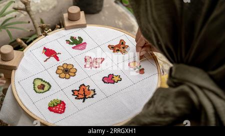 Stitch Serenity : Cross-Stitch Hobby et relaxation Banque D'Images