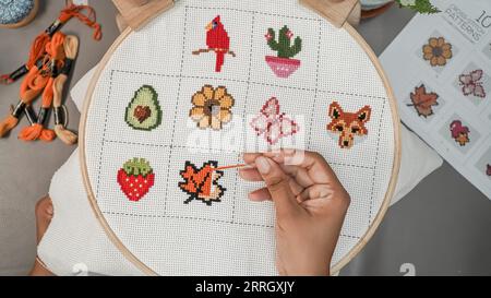 Stitch Serenity : Cross-Stitch Hobby et relaxation Banque D'Images