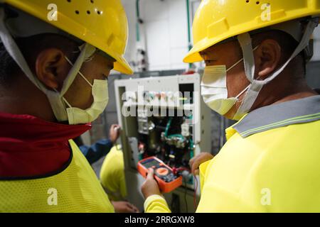 220603 -- VIENTIANE, le 3 juin 2022 -- des travailleurs du centre de gestion des opérations de Luang Prabang de la Laos-China Railway Co., Ltd. Effectuent des travaux de maintenance d'appareils dans la province de Luang Prabang, Laos, le 28 mai 2022. Le chemin de fer Chine-Laos, six mois après le début de son exploitation, a livré plus de 4 millions de tonnes de fret jeudi, a déclaré l opérateur ferroviaire chinois. En tant que projet phare dans le cadre de l'Initiative ceinture et route, le chemin de fer de 1 035 km relie Kunming de la Chine à la capitale laotienne Vientiane. /Document via Xinhua CHINA-LAOS RAILWAY-OPERATION-SEMESTRIEL LCRC PUBLICATIONxNOTxINxCHN Banque D'Images