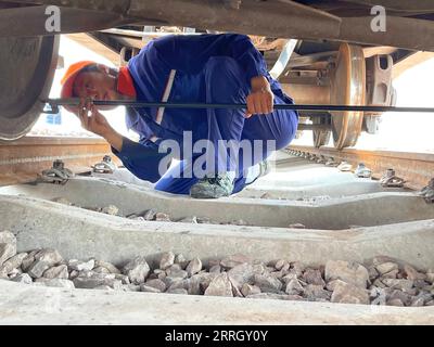 220603 -- VIENTIANE, le 3 juin 2022 -- Un travailleur de la Laos-China Railway Co., Ltd Le LCRC examine un train à grande vitesse à Vientiane, Laos, le 28 mai 2022. Le chemin de fer Chine-Laos, six mois après le début de son exploitation, a livré plus de 4 millions de tonnes de fret jeudi, a déclaré l opérateur ferroviaire chinois. En tant que projet phare dans le cadre de l'Initiative ceinture et route, le chemin de fer de 1 035 km relie Kunming de la Chine à la capitale laotienne Vientiane. Photo de /Xinhua CHINA-LAOS RAILWAY-OPERATION-SEMESTRIEL LuoxKai PUBLICATIONxNOTxINxCHN Banque D'Images