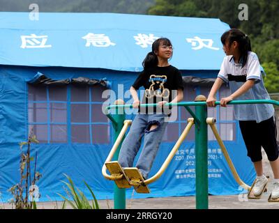 220602 -- ya AN, le 2 juin 2022 -- deux filles font de l'exercice dans un refuge temporaire dans le village de Dahe, dans le comté de Lushan, dans le sud-ouest de la Chine, dans la province du Sichuan, le 2 juin 2022. Quatre personnes ont été confirmées mortes et 41 autres blessées après un tremblement de terre de magnitude 6,1 qui a secoué la ville de ya an, dans la province du Sichuan, dans le sud-ouest de la Chine, mercredi après-midi, selon le siège des secours anti-séisme de la ville, jeudi. Les opérations de sauvetage sont menées de manière ordonnée. CHINE-SICHUAN-YA AN-TREMBLEMENT DE TERRE-ÉCOLE-SAUVETAGE CN SHENXBOHAN PUBLICATIONXNOTXINXCHN Banque D'Images