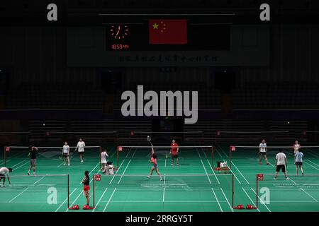 (230908) -- BEIJING, 8 septembre 2023 (Xinhua) -- des citoyens jouent au badminton au stade du Centre national olympique des sports, qui était le lieu sportif pour le handball aux Jeux asiatiques de Beijing 1990 à Beijing, capitale de la Chine, le 20 août 2023. Hangzhou deviendra la troisième ville de Chine à accueillir les Jeux asiatiques après Beijing en 1990 et Guangzhou en 2010. Certains sites sportifs utilisés ou construits pour les Jeux asiatiques de Beijing et Guangzhou ont déjà été ouverts au public après leur achèvement, ce qui joue un rôle important dans la promotion de la remise en forme de masse et d'attirer plus de gens à se lancer dans le sport. (Xinhua/Chen Zhonghao) Banque D'Images