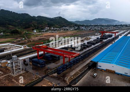 220603 -- KUNMING, le 3 juin 2022 -- une photo aérienne prise le 1 juin 2022 montre une vue de la gare de Ning er sur le chemin de fer Chine-Laos dans la province du Yunnan au sud-ouest de la Chine. Le chemin de fer Chine-Laos, six mois après le début de son exploitation, a livré plus de 4 millions de tonnes de fret jeudi, a déclaré l opérateur ferroviaire chinois. Selon China State Railway Group Co., Ltd., le volume de transport de marchandises transfrontalières a atteint 647 000 tonnes au cours de la période La ligne de train a également traité plus de 3,2 millions de voyages de passagers, a déclaré l'opérateur. Depuis décembre 2021, 21 régions chinoises ont désigné c Banque D'Images