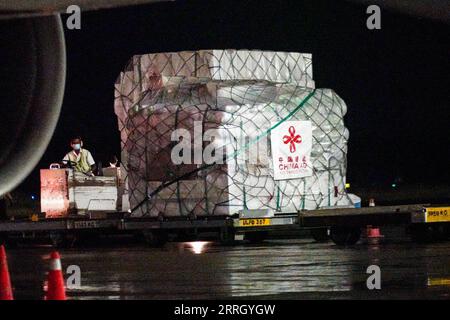 220604 -- COLOMBO, le 4 juin 2022 -- des membres du personnel transportent de l'aide médicale humanitaire d'urgence chinoise à l'aéroport international Bandaranaike de Colombo, Sri Lanka, le 3 juin 2022. Le premier lot de médicaments humanitaires d'urgence chinois est arrivé vendredi soir à l'aéroport international Bandaranaike du Sri Lanka. SRI LANKA-COLOMBO-CHINE AIDE MÉDICALE HUMANITAIRE D'URGENCE-PREMIER LOT TANGXLU PUBLICATIONXNOTXINXCHN Banque D'Images