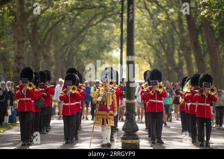 Hyde Park, Londres, Royaume-Uni. 8 septembre 2023. La troupe royale d'artillerie à cheval du roi tire un salut royal de 41 canons à midi soutenu par la Band of the Grenadier Guards pour célébrer le premier anniversaire de l'accession au trône de SM le roi. Crédit : Malcolm Park/Alamy Live News Banque D'Images