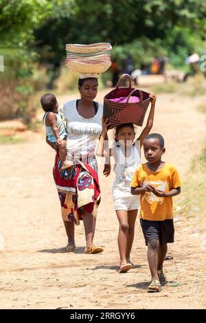 Miandrivazo, Madagascar - 2 novembre 2022 : un groupe de Malgaches dans les rues de Miandrivazo. Banque D'Images