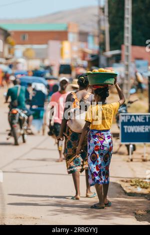 Miandrivazo, Madagascar - 2 novembre 2022 : un groupe de Malgaches dans les rues de Miandrivazo. Banque D'Images