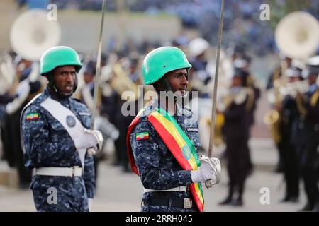 220605 -- ADDIS ABABA, 5 juin 2022 -- des policiers défilent lors d'un événement en l'honneur des forces de police éthiopiennes sur la place Meskel à Addis Ababa, en Éthiopie, le 5 juin 2022. Dimanche, l’Éthiopie a honoré ses forces de police en reconnaissance de leurs services exceptionnels dans la sauvegarde de la nation. ETHIOPIE-ADDIS ABEBA-FORCES DE POLICE-HONORING WANGXPING PUBLICATIONXNOTXINXCHN Banque D'Images