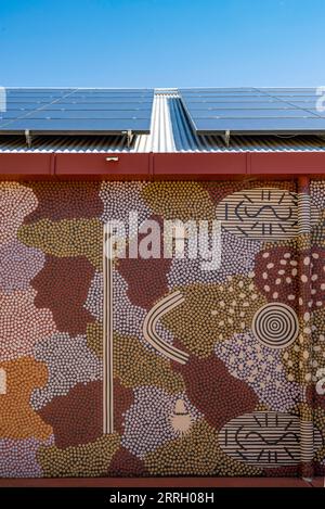 Panneaux solaires sur le toit et art indigène sur le mur du Araluen Arts Centre près d'Alice Springs (Mparlwe) dans le territoire du Nord, en Australie Banque D'Images