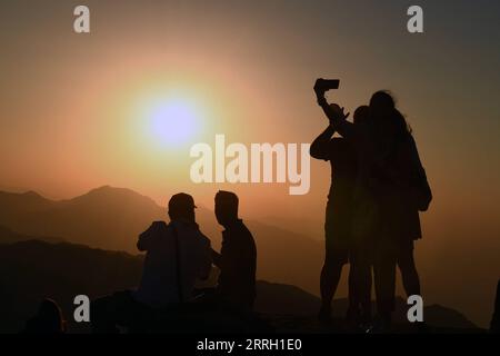 220607 -- ADIYAMAN TURQUIE, le 7 juin 2022 -- des gens se profilent contre le soleil alors qu'ils visitent la tombe-sanctuaire sur le mont Nemrut dans la province d'Adiyaman, Turquie, le 7 juin 2022. Mont Nemrut Nemrut Dag a été inscrit sur la liste du patrimoine mondial de l'UNESCO en 1987. Sur le mont Nemrut, le mausolée d'Antiochus Ier, qui régna sur Commagène, un royaume fondé au nord de la Syrie et de l'Euphrate après l'éclatement de l'empire d'Alexandre, est l'une des constructions les plus ambitieuses de la période hellénistique. Le syncrétisme de son panthéon, et la lignée de ses rois, qui peuvent être retracés à travers deux ensembles Banque D'Images