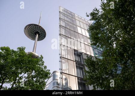 Londres, Royaume-Uni : immeubles de bureaux et éclairage public à plus de Londres, un quartier d'affaires moderne à Southwark, Londres. Banque D'Images