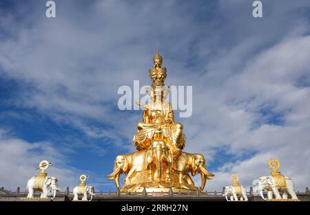 220609 -- CHENGDU, le 9 juin 2022 -- une photo aérienne prise le 5 juin 2022 montre une statue dorée de Bouddha sur le mont Emei dans la province du Sichuan du sud-ouest de la Chine. Le mont Emei, situé dans la province du Sichuan au sud-ouest de la Chine, est une région d'une beauté spectaculaire, remarquable pour sa montagne élevée et sa végétation luxuriante. Il est également d'une grande importance spirituelle et culturelle, dans laquelle il y a des sites archéologiques, une architecture importante, des tombes, des espaces rituels, et des collections d'objets culturels, y compris des sculptures, des inscriptions sur pierre, de la calligraphie, et des peintures, entre autres arts traditionnels Mont Emei est Banque D'Images