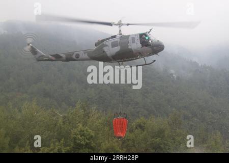 220609 -- DANNIYEH, le 9 juin 2022 -- Un hélicoptère de l'armée libanaise travaille pour éteindre un incendie dans la forêt de pins de Danniyeh, au Liban, le 8 juin 2022. Photo de /Xinhua LEBANON-DANNIYEH-FEU DE FORÊT KhaledxHabashiti PUBLICATIONxNOTxINxCHN Banque D'Images