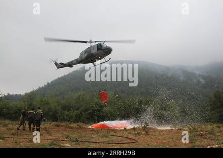 220609 -- DANNIYEH, le 9 juin 2022 -- Un hélicoptère de l'armée libanaise transporte de l'eau pour éteindre un incendie dans la forêt de pins de Danniyeh, au Liban, le 8 juin 2022. Photo de /Xinhua LEBANON-DANNIYEH-FEU DE FORÊT KhaledxHabashiti PUBLICATIONxNOTxINxCHN Banque D'Images