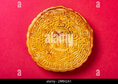 Vue de dessus grande taille de gâteau de lune chinois traditionnel sur la traduction rouge du chinois est réunion de famille Banque D'Images