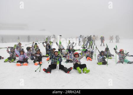 220609 -- HANGZHOU, le 9 juin 2022 -- des élèves de l'école primaire posent pour une photo après une formation de ski dans le comté d'Anji de Huzhou, dans la province du Zhejiang, dans l'est de la Chine, le 9 janvier 2022. En juin 2021, les autorités centrales chinoises ont publié une directive sur la construction du Zhejiang en zone de démonstration pour parvenir à une prospérité commune. En vertu de cette directive, la province s'efforcera d'atteindre la prospérité commune d'ici 2035, son produit intérieur brut par habitant et le revenu des résidents urbains et ruraux atteignant la norme pour les pays développés. En tant que puissance économique dans l'est de la Chine, la province du Zhejiang a attiré Banque D'Images