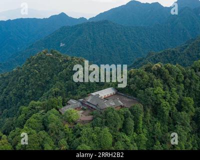 220609 -- CHENGDU, le 9 juin 2022 -- une photo aérienne prise le 7 juin 2022 montre le paysage du mont Emei dans la province du Sichuan au sud-ouest de la Chine. Le mont Emei, situé dans la province du Sichuan au sud-ouest de la Chine, est une région d'une beauté spectaculaire, remarquable pour sa montagne élevée et sa végétation luxuriante. Il est également d'une grande importance spirituelle et culturelle, dans laquelle il y a des sites archéologiques, une architecture importante, des tombes, des espaces rituels, et des collections d'objets culturels, y compris des sculptures, des inscriptions sur pierre, de la calligraphie, et des peintures, entre autres arts traditionnels Le mont Emei est connu sous le nom de One O. Banque D'Images