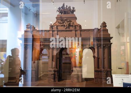 220609 -- BRUXELLES, le 9 juin 2022 -- Une statue en chocolat est vue dans le Belgian Chocolate Village à Bruxelles, Belgique, le 9 juin 2022. Le Belgian Chocolate Village est un musée qui met en valeur les connaissances, l'histoire et la culture liées au chocolat. BELGIQUE-BRUXELLES-MUSÉE DU CHOCOLAT ZhengxHuansong PUBLICATIONxNOTxINxCHN Banque D'Images