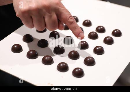 220609 -- BRUXELLES, le 9 juin 2022 -- un membre du personnel montre le chocolat frais au Belgian Chocolate Village à Bruxelles, Belgique, le 9 juin 2022. Le Belgian Chocolate Village est un musée qui met en valeur les connaissances, l'histoire et la culture liées au chocolat. BELGIQUE-BRUXELLES-MUSÉE DU CHOCOLAT ZhengxHuansong PUBLICATIONxNOTxINxCHN Banque D'Images